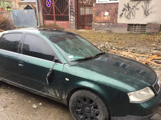 У Луцьку вітер зніс дах на автомобіль (фото)