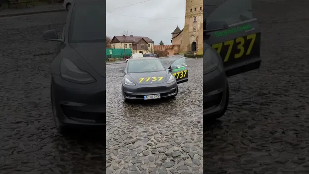 У Луцьку помітили таксиста Миколая на «Теслі» (відео)