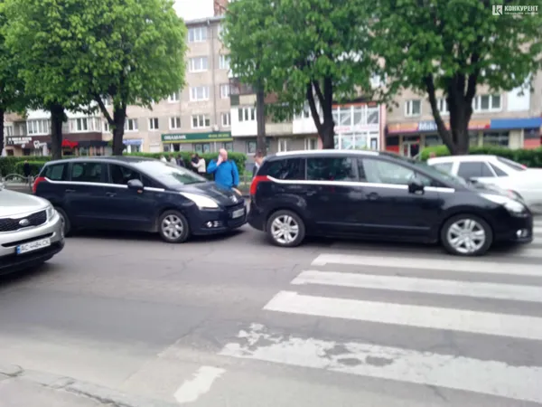 У Луцьку – аварія на проспекті Перемоги: зіштовхнулись дві автівки (фото)