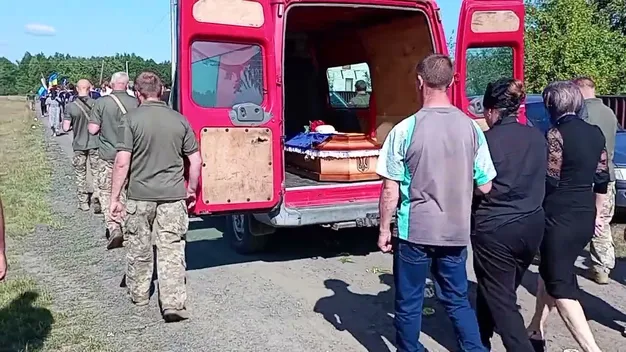 Без батька залишилися двоє дітей: на Волині провели в останню дорогу захисника Валентина Вавелюка (фото, відео)
