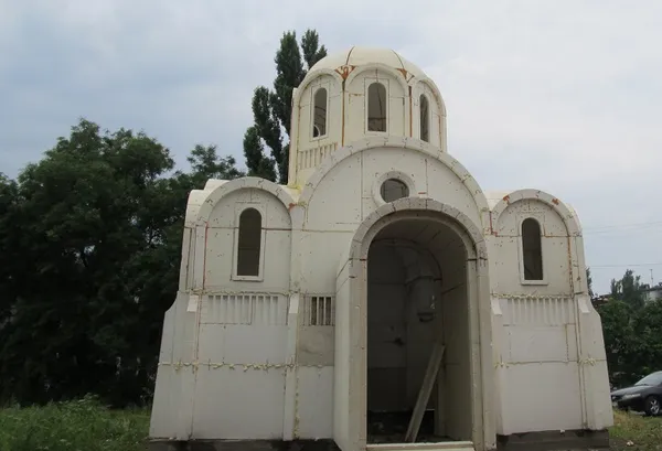 У Херсоні віряни збудували храм з пінопласту (фото)
