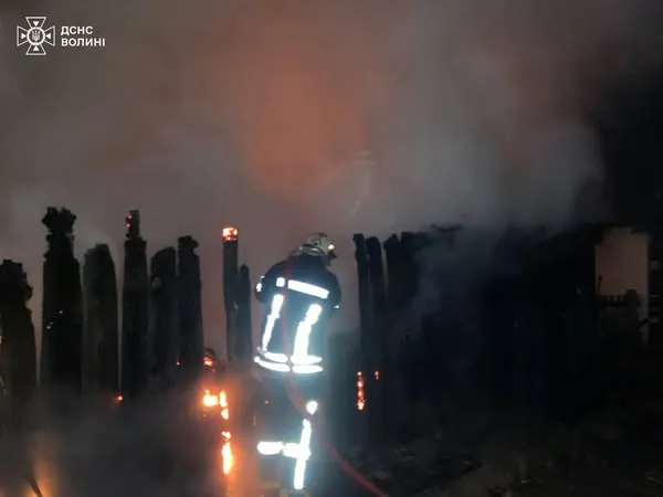 На Ковельщині три команди рятувальників годину гасили пожежу (фото)