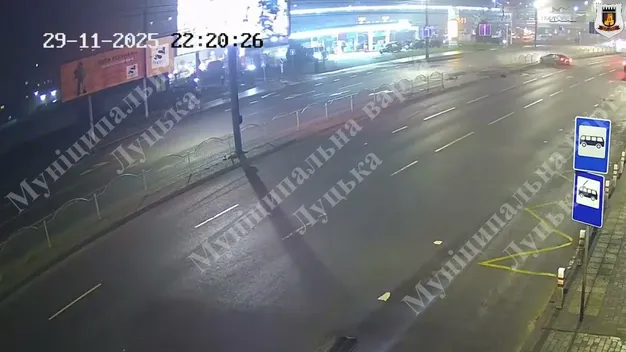 Lexus на шаленій швидкості зніс паркан: момент потужної  ДТП на Соборності в Луцьку (відео)