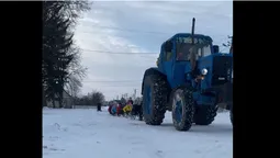 Зимові розваги: в громаді на Волині трактор тягнув «потяг» із санчат (відео)