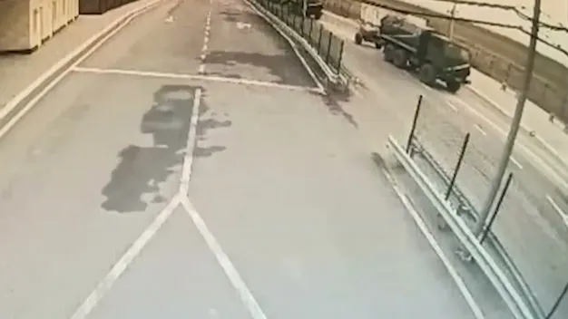 З окупованого Криму рухається колона російської військової техніки (відео)