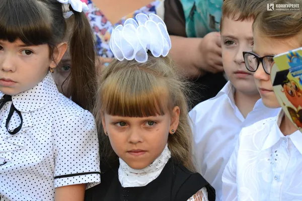 Якими були зачіски першокласниць луцької школи №9 (фото)