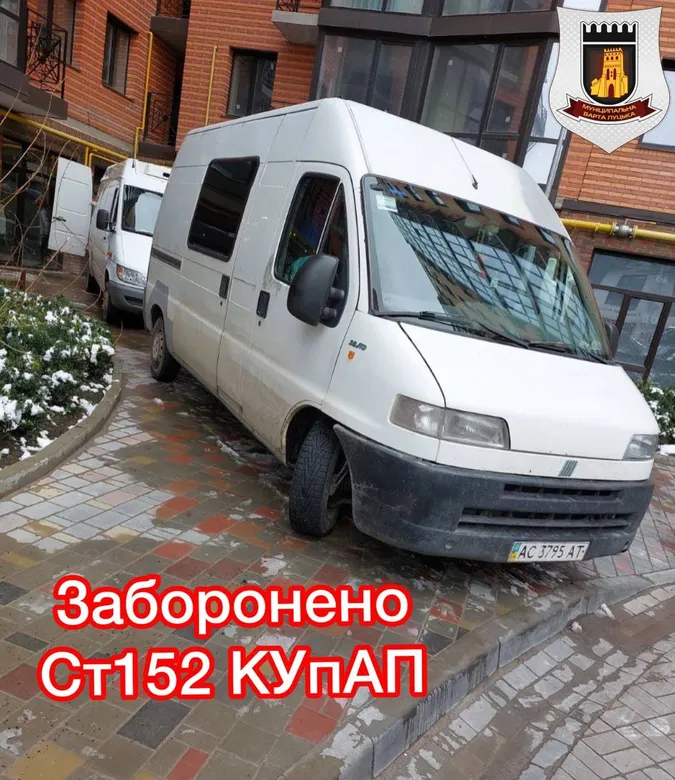У Луцьку покарали водіїв, які запаркувалися на пішохідній доріжці  (фото)