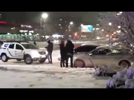 Каталися з гірки: у Луцьку п’яний водій мало не наїхав на дітей (фото, відео)