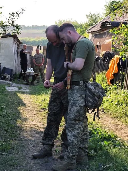 Сповідь, причастя й освячені паски: «волинська сотка» зустріла Великдень на передовій (фото)