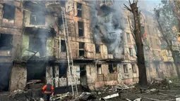 Є загиблі та постраждалі: вночі окупанти влучили в 5-поверхівку у Кривому Розі (оновлено)