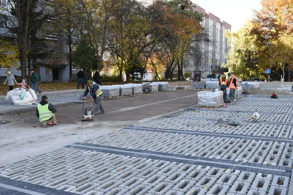 Перед луцьким РАЦСом завершують вкладання бруківки (фото)