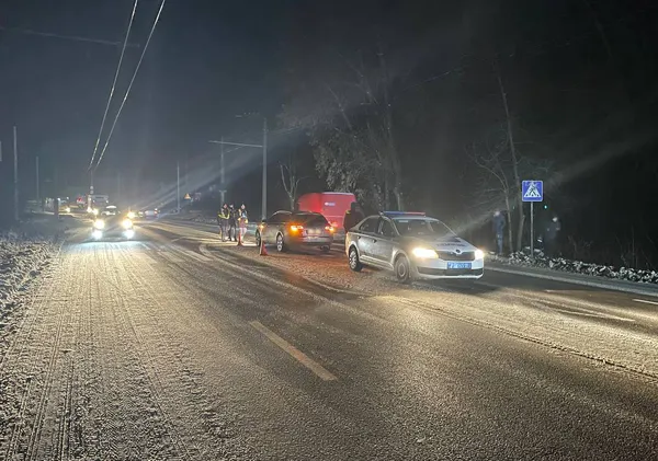 Переходили дорогу: у Луцьку двоє дівчат потрапили під колеса автівок (фото, відео)