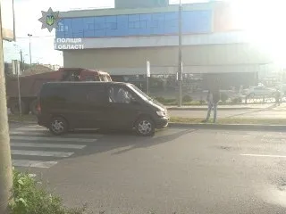У Луцьку бус наїхав на пішохода: чоловік – у лікарні (фото)