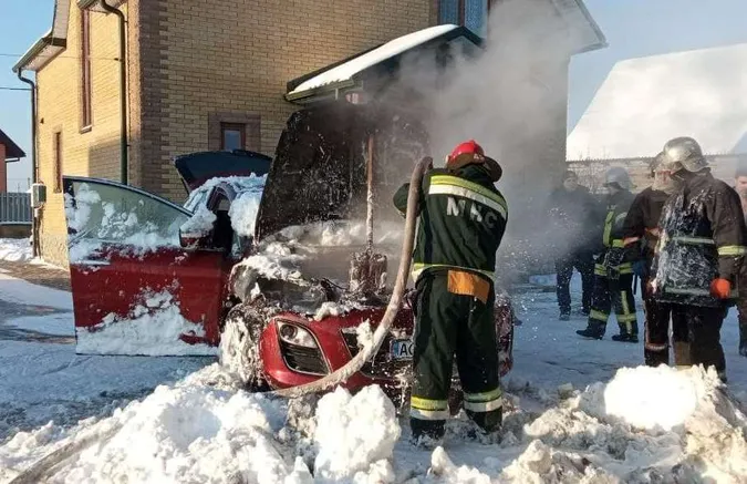 У Камені-Каширському горіла «мазда»