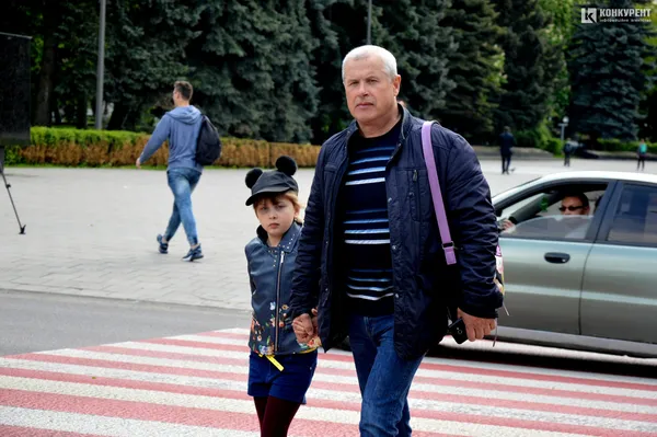 Зніми навушники: у Луцьку на переходах розмістили попереджувальні знаки (фото)