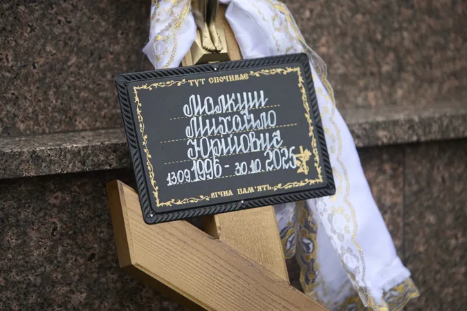 Луцьк у скорботі: громада попрощалася з Героями Святославом Смалем та Михайлом Малкушем