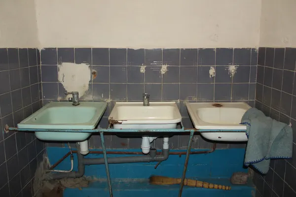 Таргани, відсутність води і холодні зими: скільки і за що платять у гуртожитках СНУ (фото)