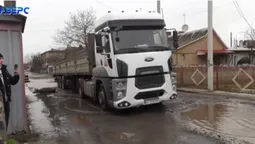 Фури розбивають дорогу: у Луцьку на одній з вулиць знову потоп (відео)