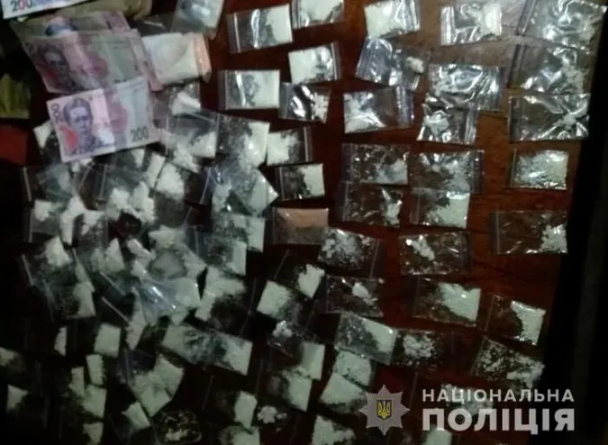 Волинянин під час ефіру на телебаченні здав «точку» наркотиків і зброї (фото, відео)
