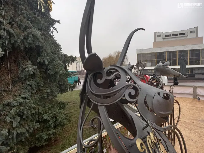 У центрі Луцька встановили кований символ нового року (фото)