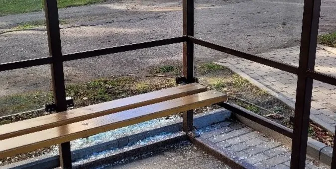 У Луцьку вночі вандали розбили нову зупинку (фото)