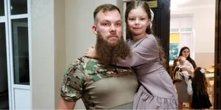 «Я її майже не бачу»: військовий у Луцьку повів доньку до першого класу (фото, відео)