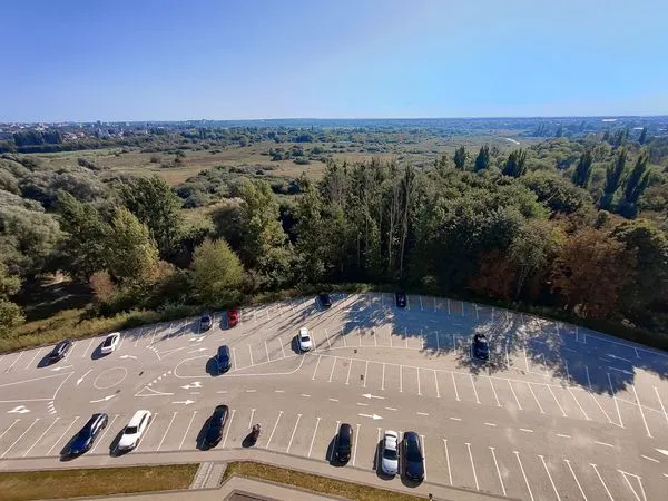 У Луцьку нанесли креативну розмітку на паркінгу нестандартної форми (фото, відео)