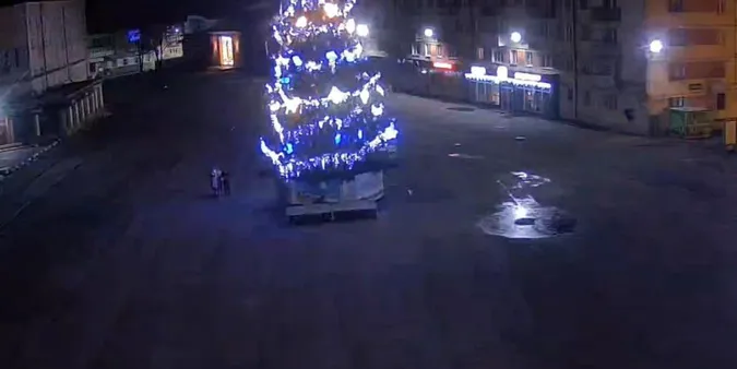 У Володимирі хлопець забрався на головну ялинку міста (відео)
