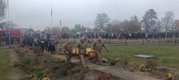 Життя обірвав ворожий дрон: на Волині  попрощалися з воїном Віталієм Левчиком (фото)