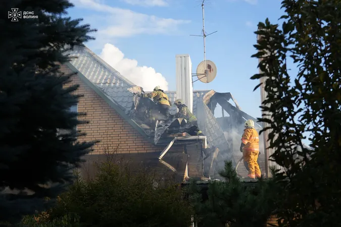 Горіла покрівля: під Луцьком рятувальники гасили житловий будинок (фото)