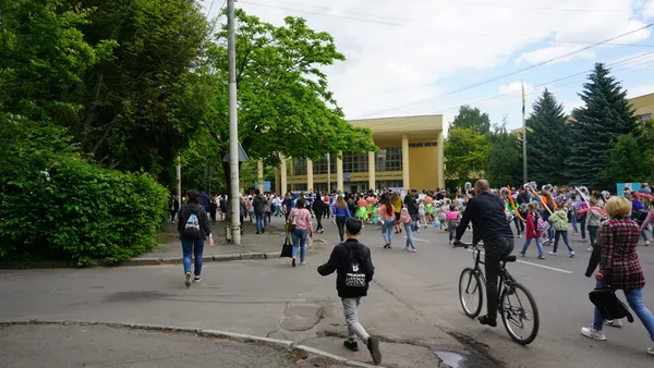 Марш, концерт та багато танців: у Луцьку відсвяткували День захисту дітей (фото)
