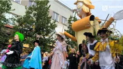 Лялька-велетень, гамір і сміх: в центрі Луцька – хода лялькарів (фото)