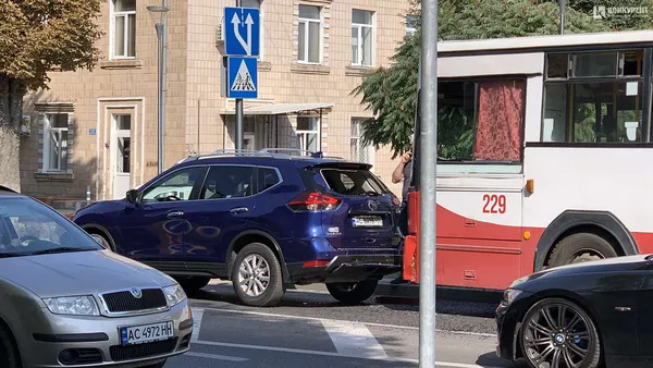 Рух ускладнено: у центрі Луцька тролейбус «цьомнув» «ніссан» (фото)
