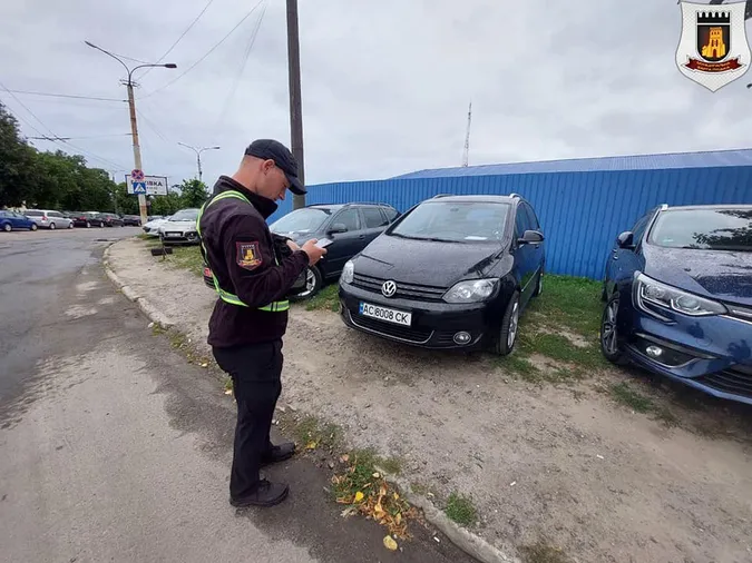 У Луцьку муніципали виписали понад 150 штрафів водіям біля авторинку (фото)