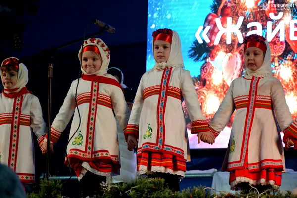 1-2-3, ялиночко, гори: в центрі Луцька - запалення ялинок (фото)