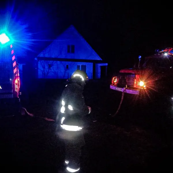 На Волині вночі «швидка» з хворою дитиною застрягла у багнюці (фото)