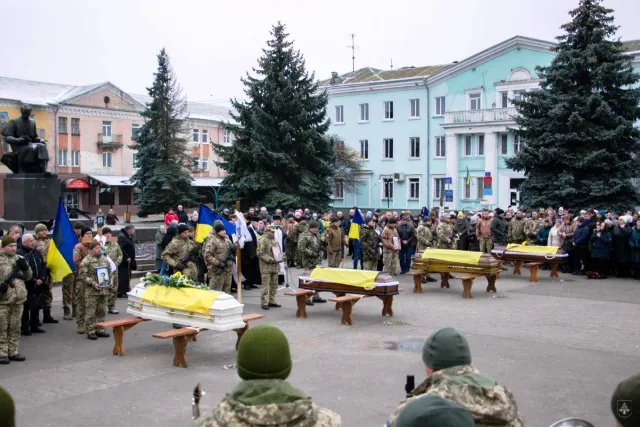 Нововолинськ попрощався одночасно з чотирма Героями (фото)