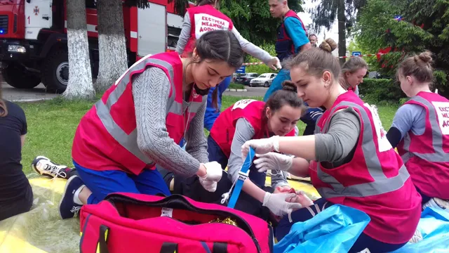 «Теракт» у луцькому медколеджі: працівників і студентів евакуювали (фото)