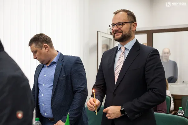 Із вогнем миру і співами: якою була остання в 2019 році сесія Луцької міської ради (фото)