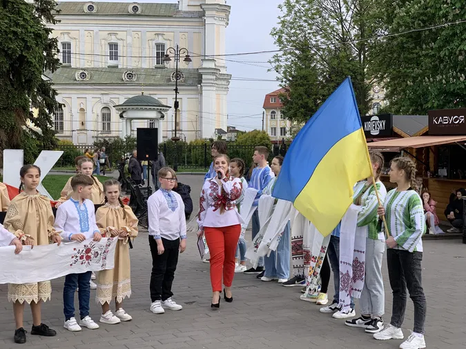 «Нитка Єдності»: у Луцьку пройшов флешмоб до Дня вишиванки (фото)