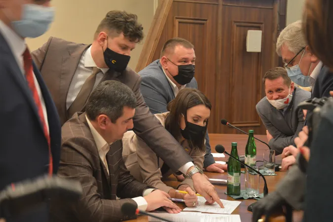 Із селфіками, масочками та невеличким скандальчиком на фінал: перша сесія Волиньради (фото)