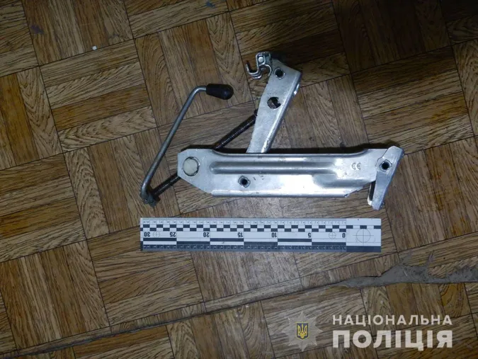 Домкрат, колесо і динамік: у Луцькому районі юнак обікрав припарковане авто (фото)