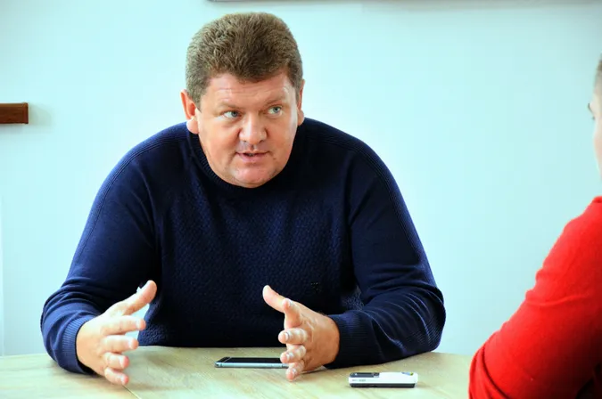 Скандальний волинський ексдепутат-втікач похизувався своїми помідорками (фото)