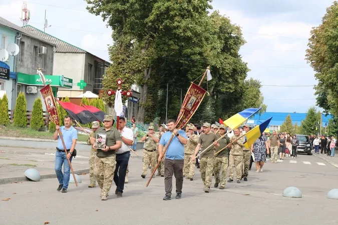 Прапор вручили синові: на Волині попрощалися із Героєм Сергієм Кацавальським (фото)