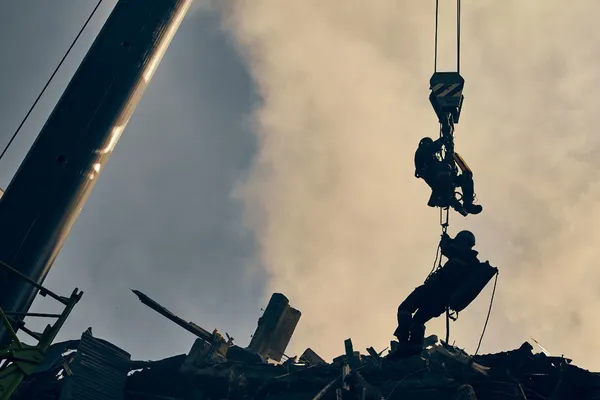 Обстріл Києва: пожежу у будинку локалізували, продовжують рятувальні роботи (фото, відео)