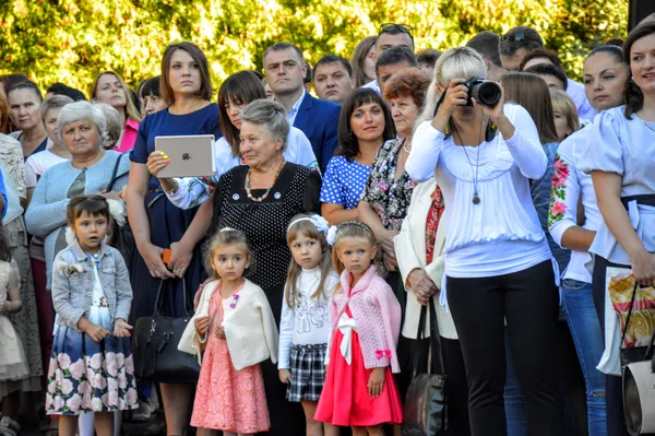 Присутні знімали радісну подію на сучасні фотоапарати і гаджети