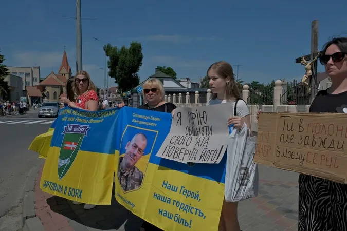 «Полон вбиває»: у Володимирі провели акцію  на підтримку військовополонених (фото)
