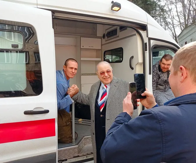 путініст Петросян провідав окупантів у шпиталі з сумкою за майже $4 тисячі (фото)