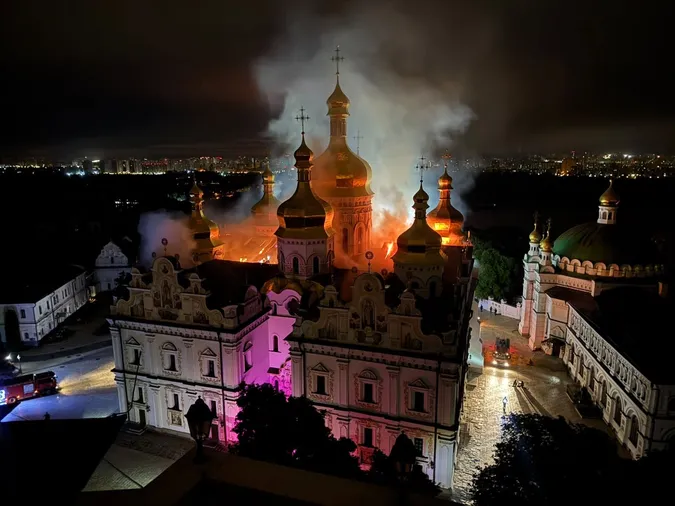 Росіяни атакували Києво-Печерську лавру – палає Успенський собор (фото, відео)
