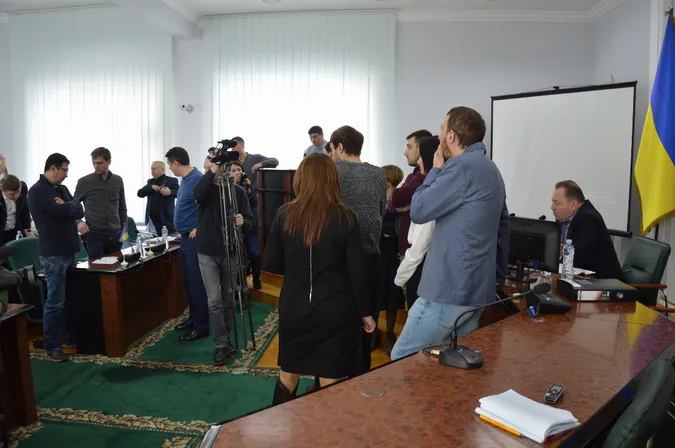 Депутат Луцькради хоче знати, що під куртками у присутніх громадян в сесійній залі